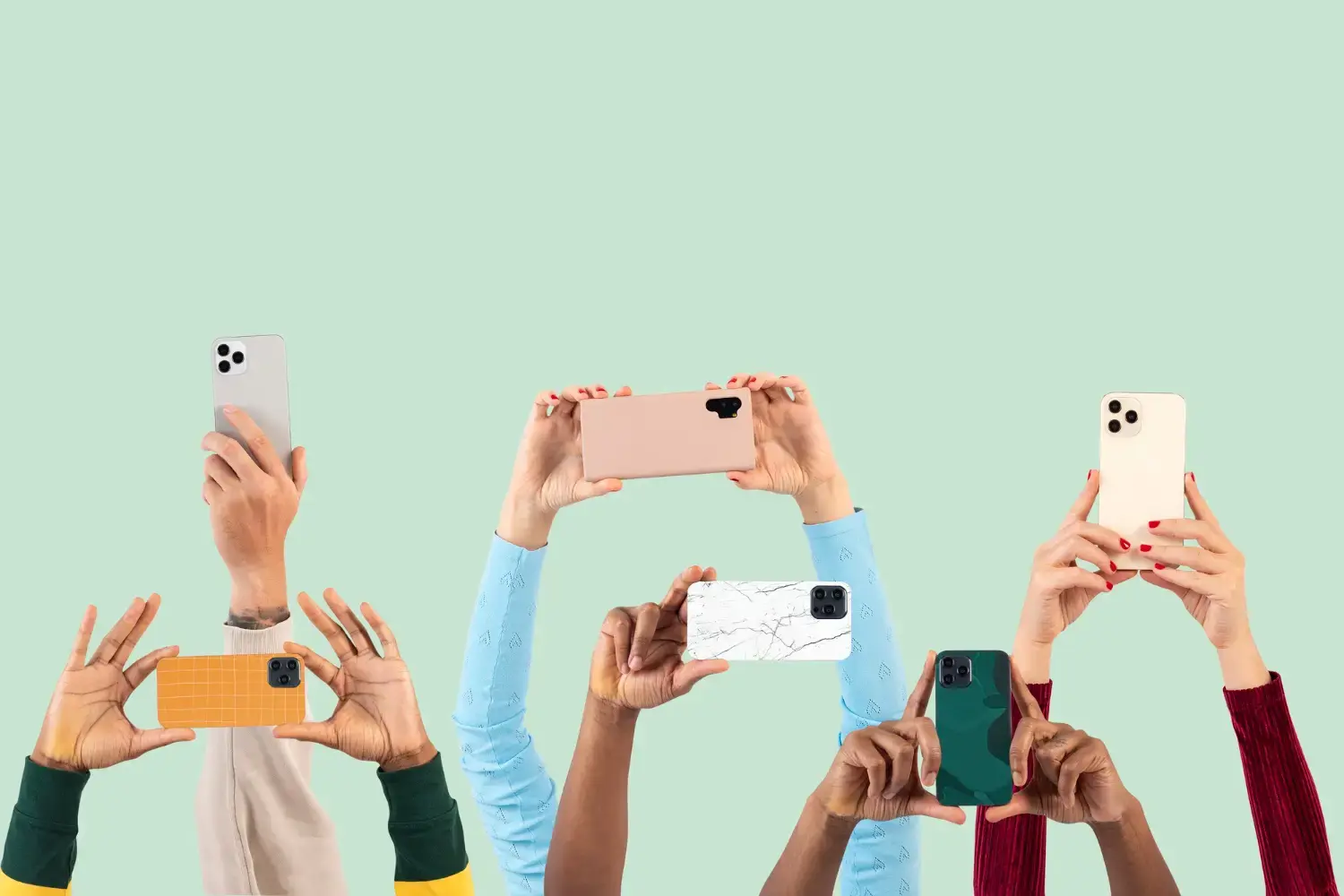 Menschenmenge hält eSIM-fähige Smartphones in die Luft – eSIM Schweiz als digitale Zukunft mobiler Konnektivität und Gerätekompatibilität