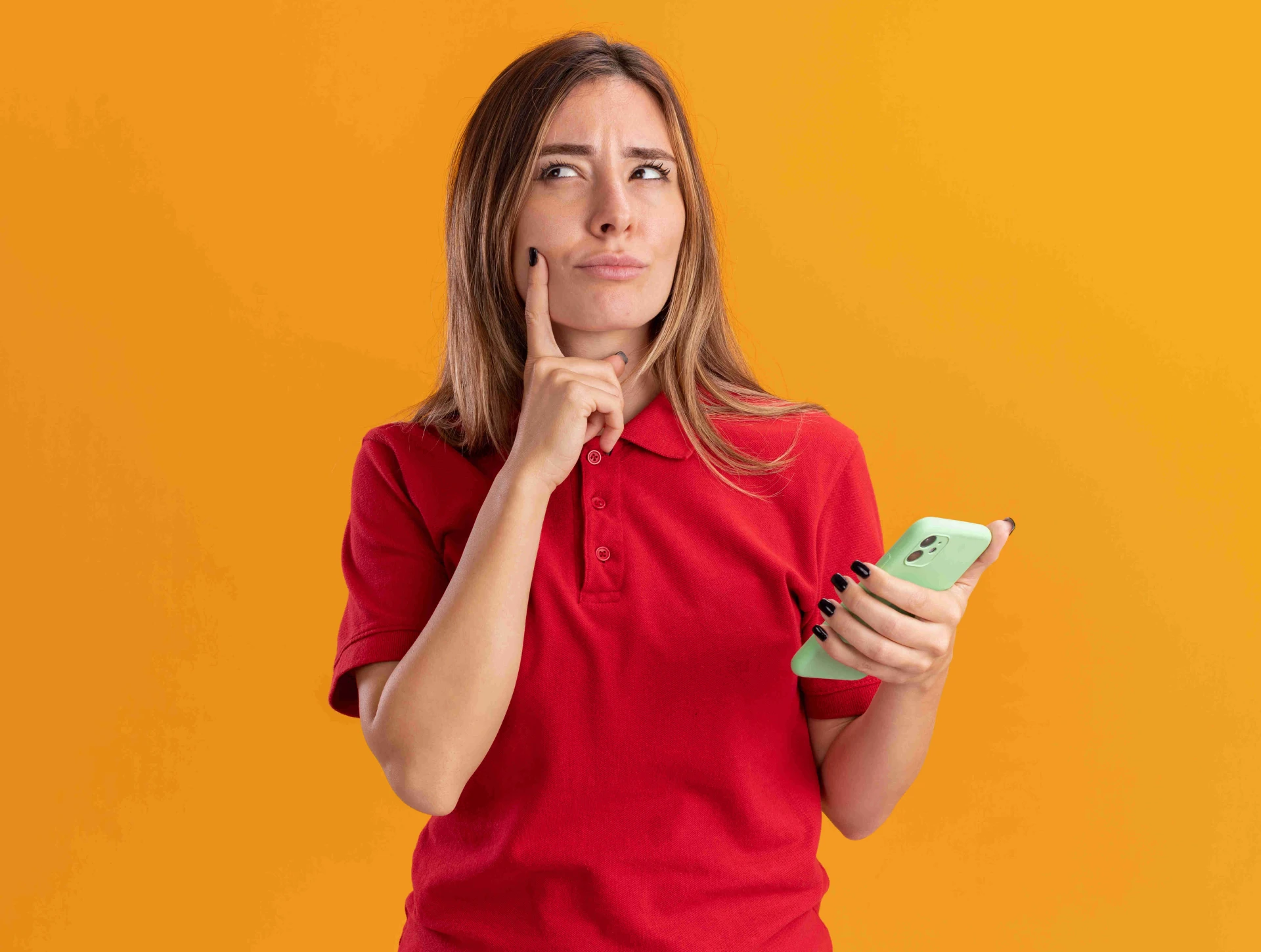 Nachdenkliche Frau mit Smartphone überlegt eSIM Schweiz Nutzung – digitale Alternative zur klassischen SIM-Karte für Reisen und Alltag
