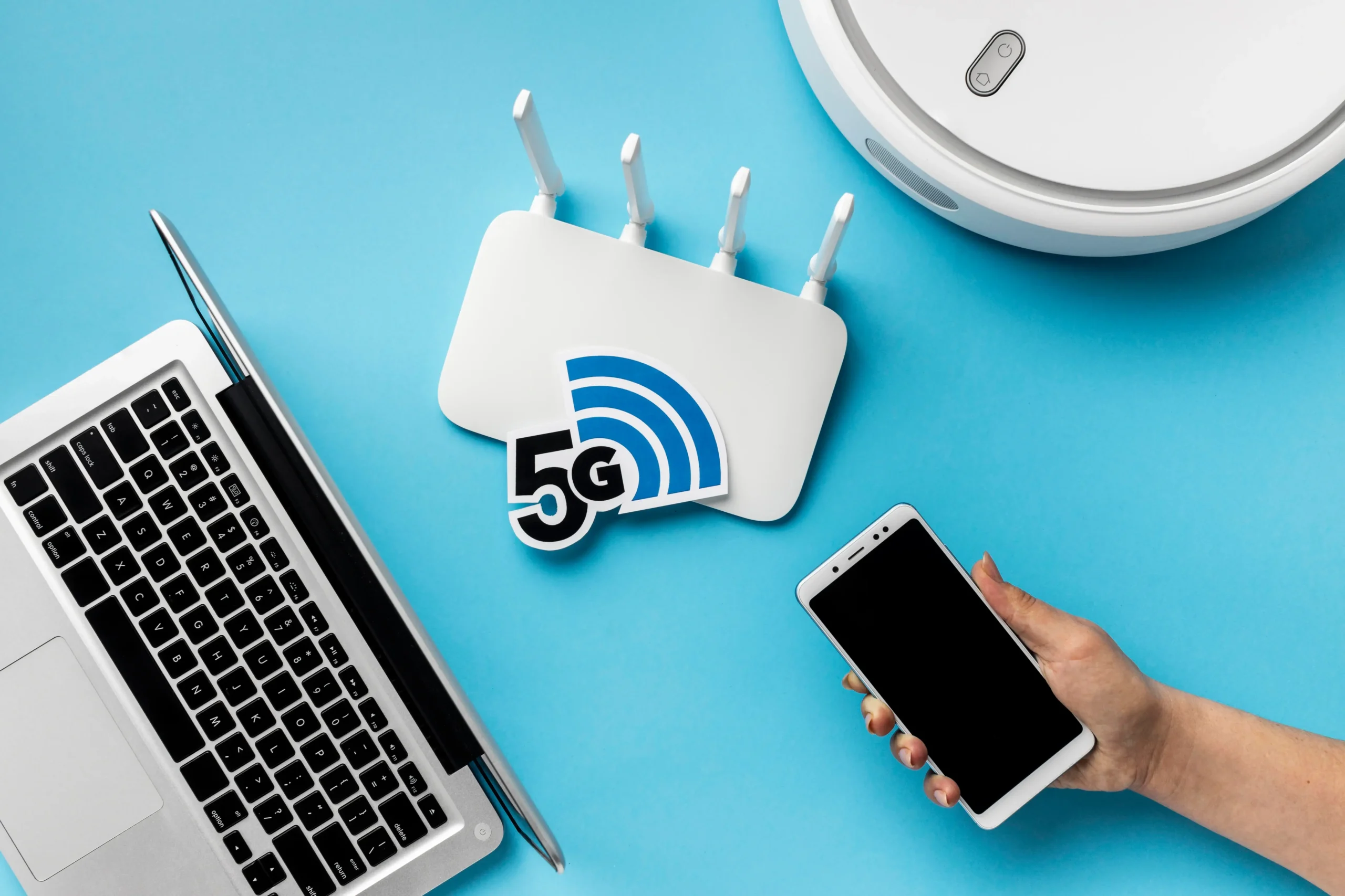 Moderne Wi-Fi-Router-Installation neben Laptop – stabiles Glasfaser-Internet in der Schweiz für Highspeed-Verbindung im Homeoffice